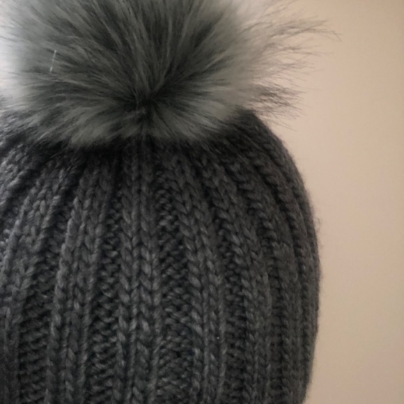 American eagle grey toque with Pom Pom ladies one size NEW - Picture 3 of 3